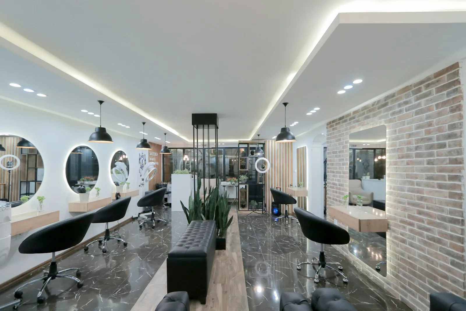 Salon de coiffure lumineux prêt à accueillir ses clientes