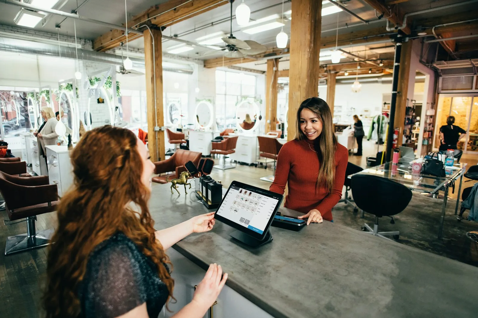 Comptoir d'encaissement d'un salon de coiffure