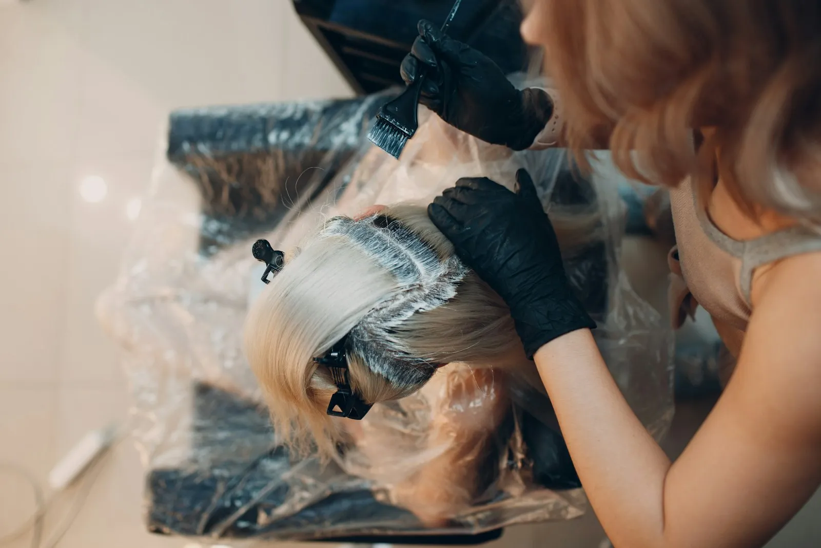 Coiffeuse réalisant une prestation sur une cliente