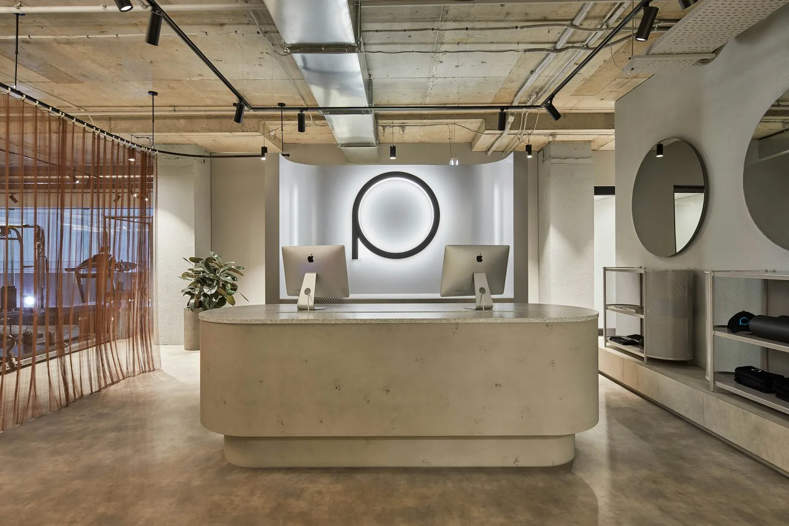Espace de travail d'un salon de coiffure moderne et organisé