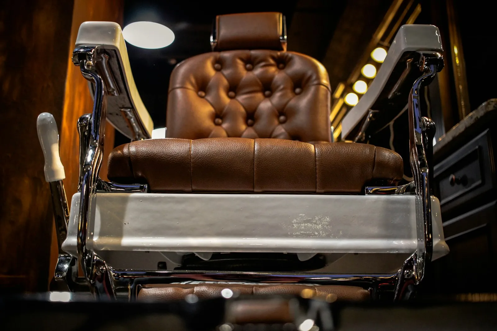 Cliente installée dans un fauteuil de salon de coiffure