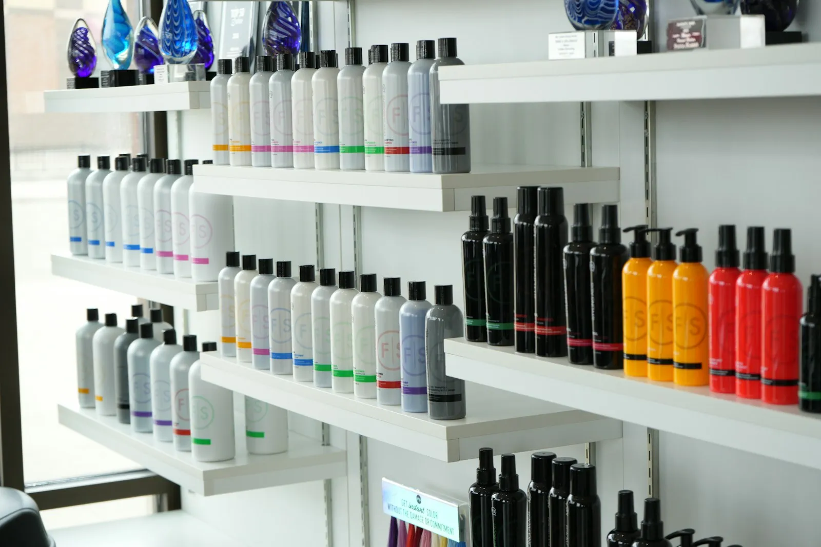 Produits de coiffure rangés dans un salon