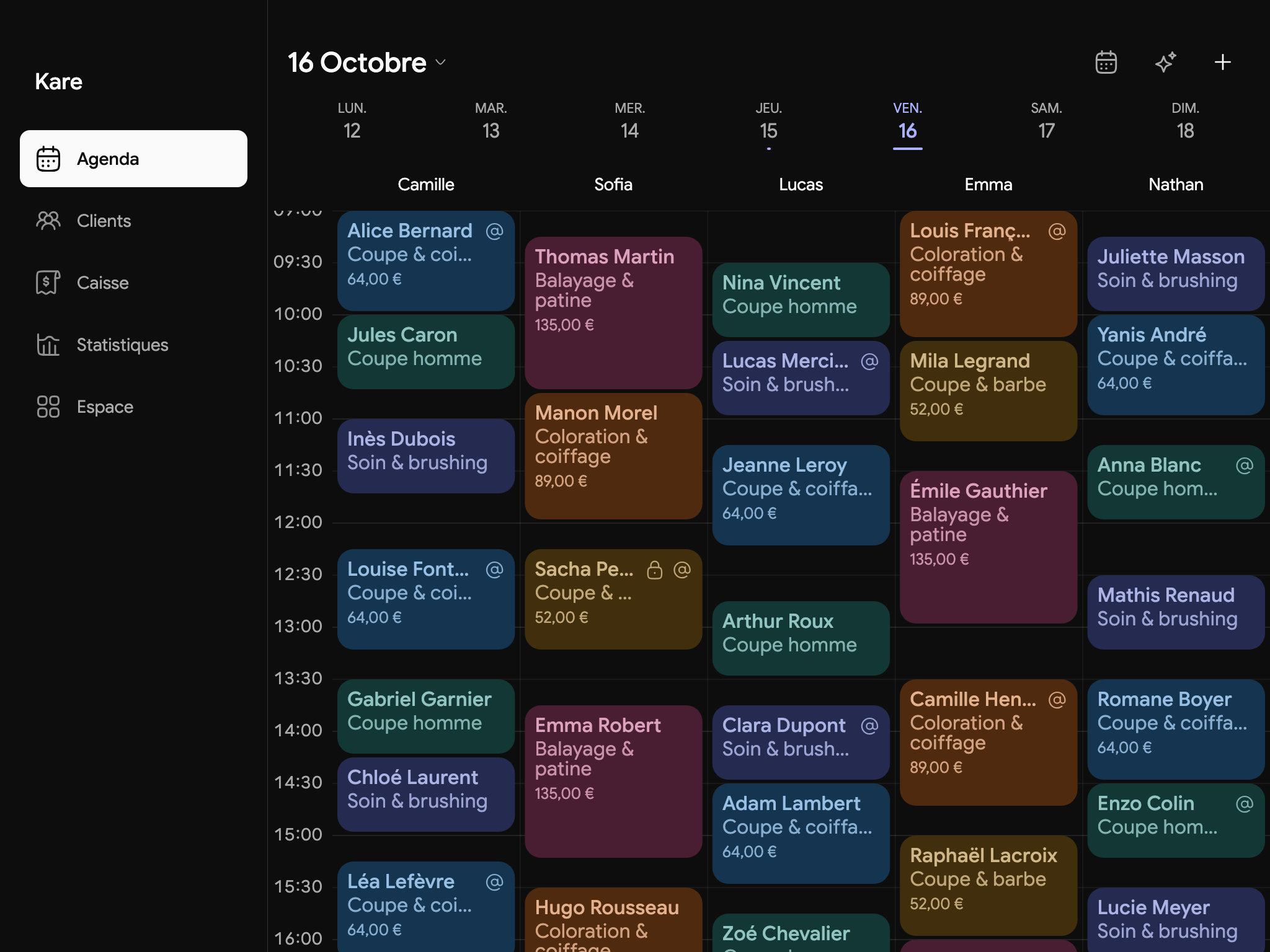 L’agenda de cinq collaborateurs dans Kare sur iPad, avec des rendez-vous aux horaires variés