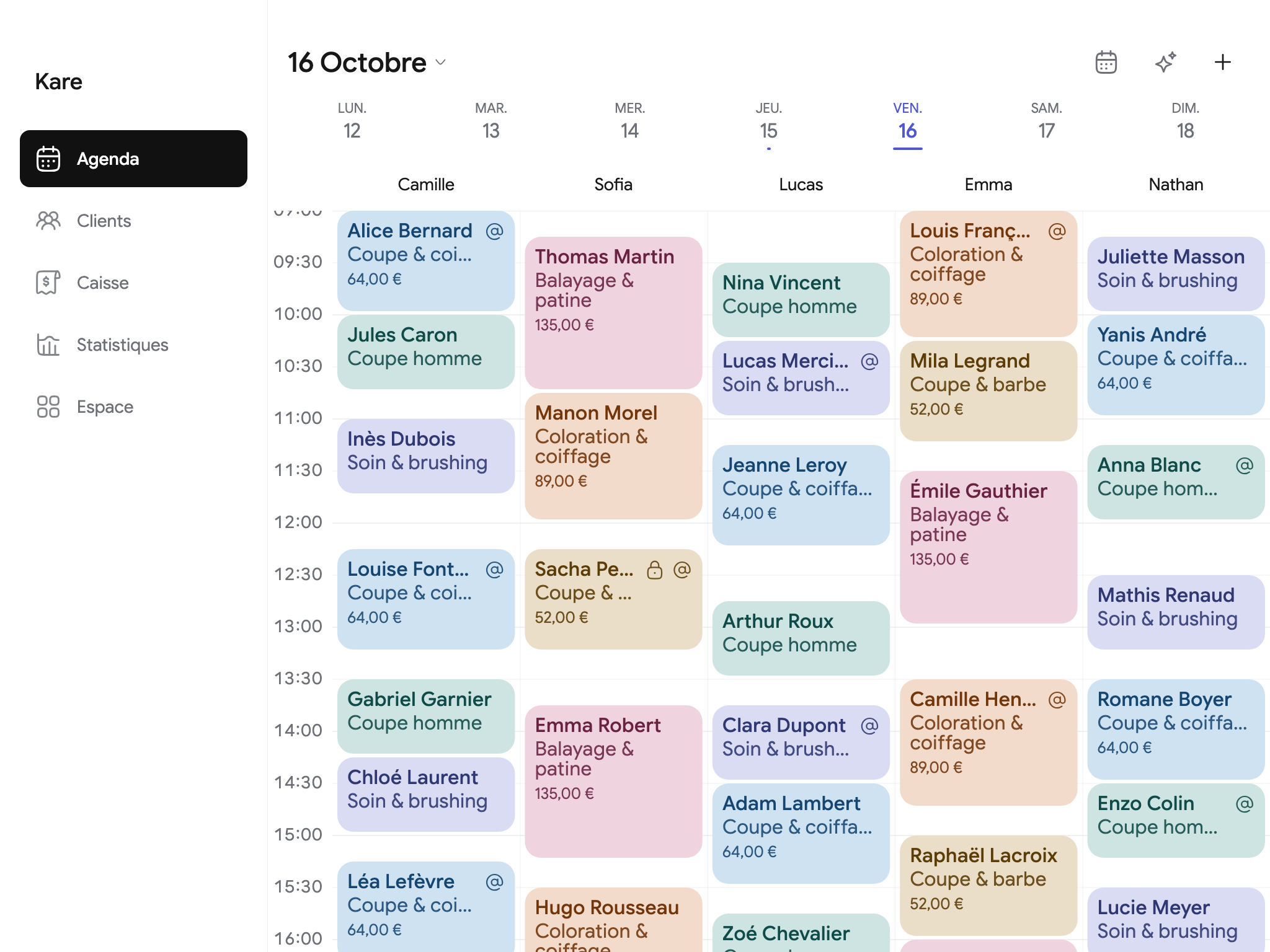 L’agenda de cinq collaborateurs dans Kare sur iPad, avec des rendez-vous aux horaires variés