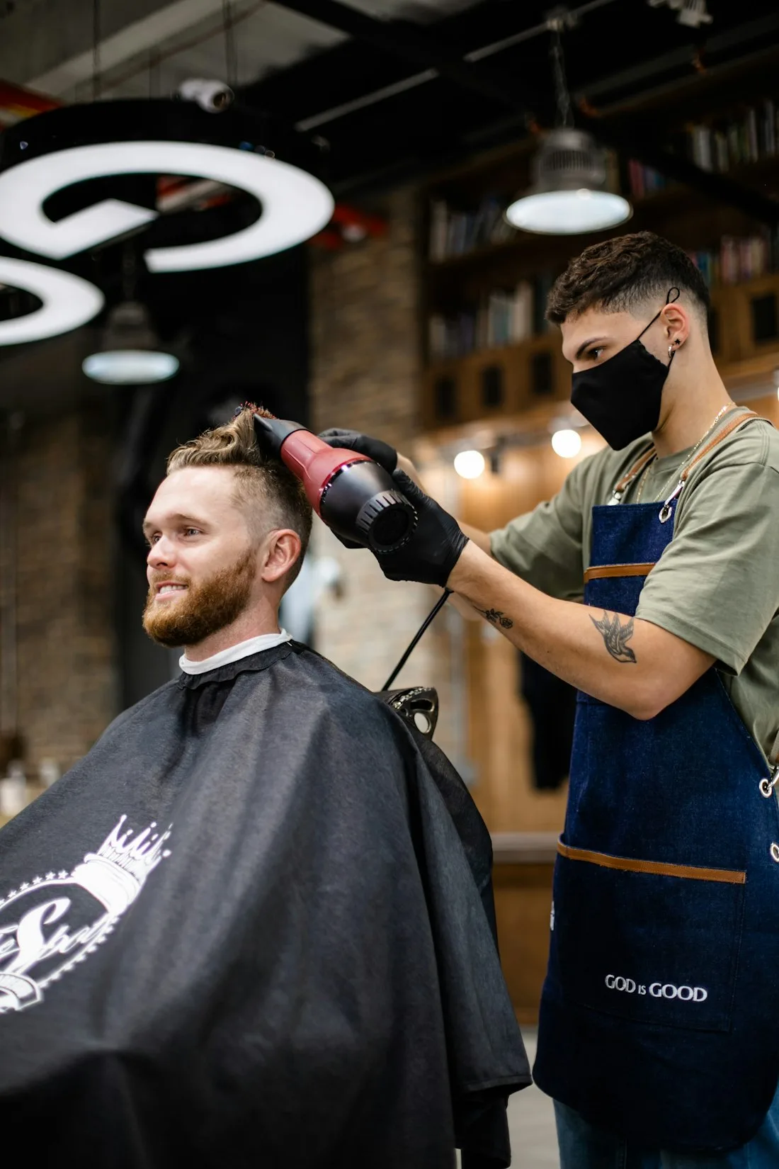 Coiffeuse au travail dans son salon.